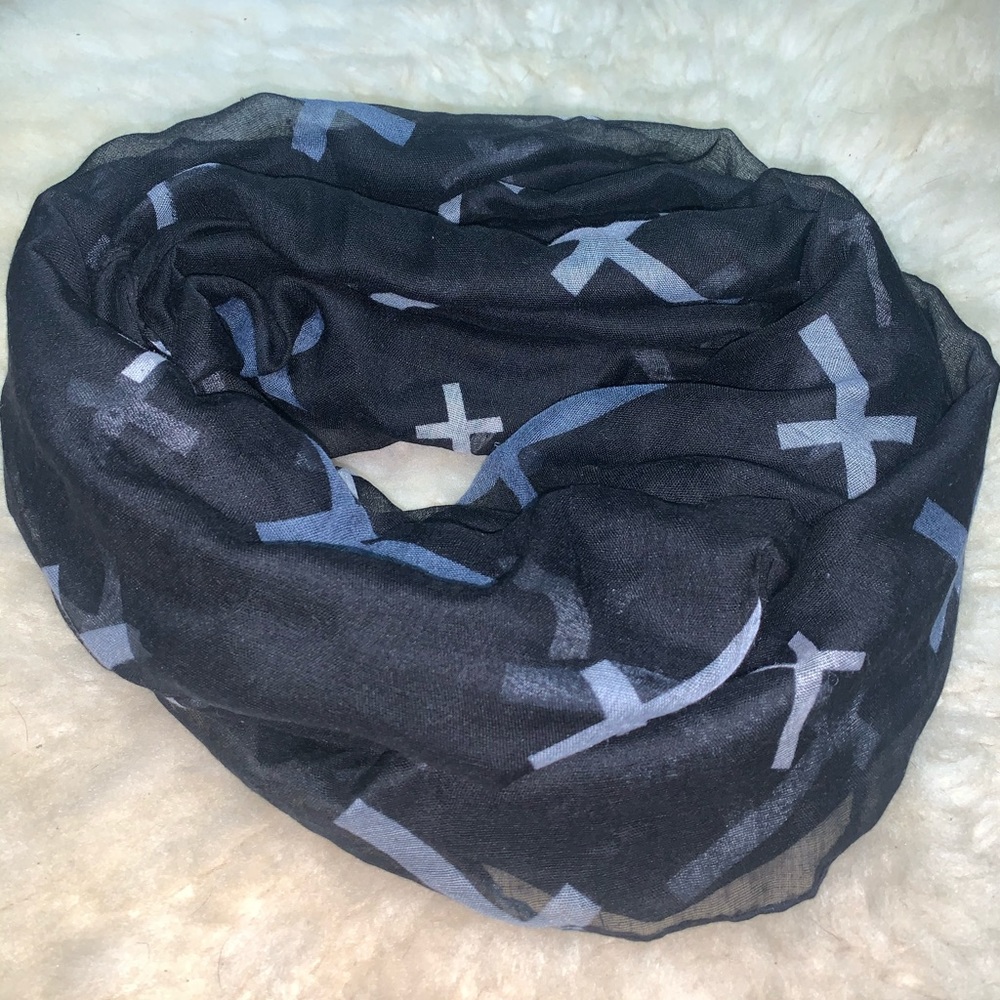 Cross pattern infinity scarf